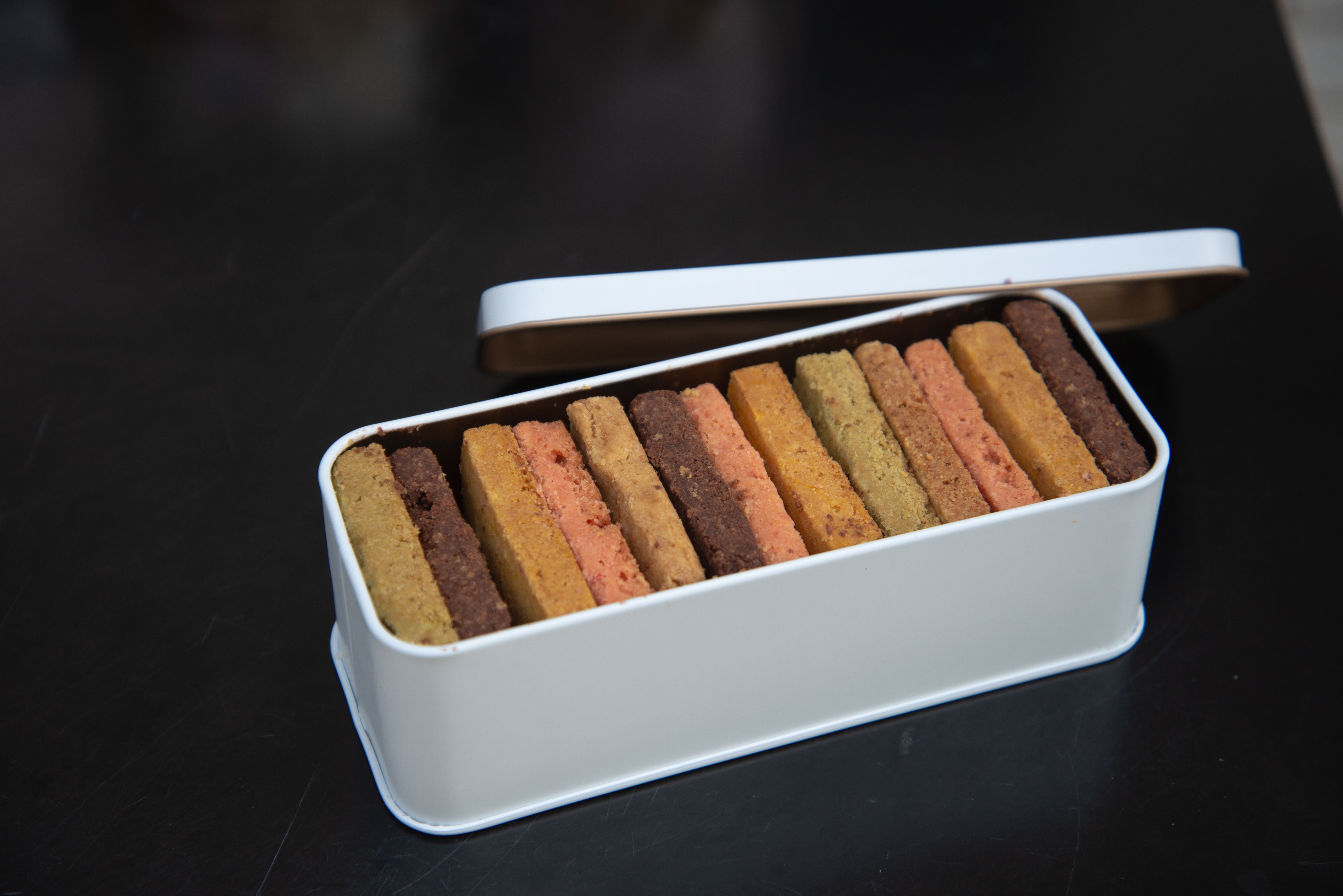 カラフルクッキー缶（6㎝×16㎝×高さ4.5㎝）