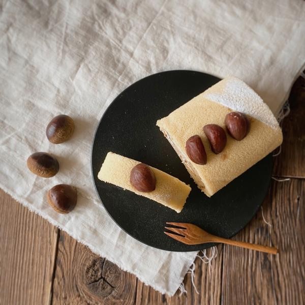 グルテンフリー お米のロールケーキ 和栗 米粉 冷凍 通販 お取り寄せ おしゃれ おすすめ 生クリーム 高級 美味しい ギフト ふわふわ ホール 一本 お菓子 可愛い 結婚祝い 手土産 内祝い しっとり 贈り物 無添加 結婚式 絶品 洋菓子 ずっしり 贈答用 差し入れ 贈答