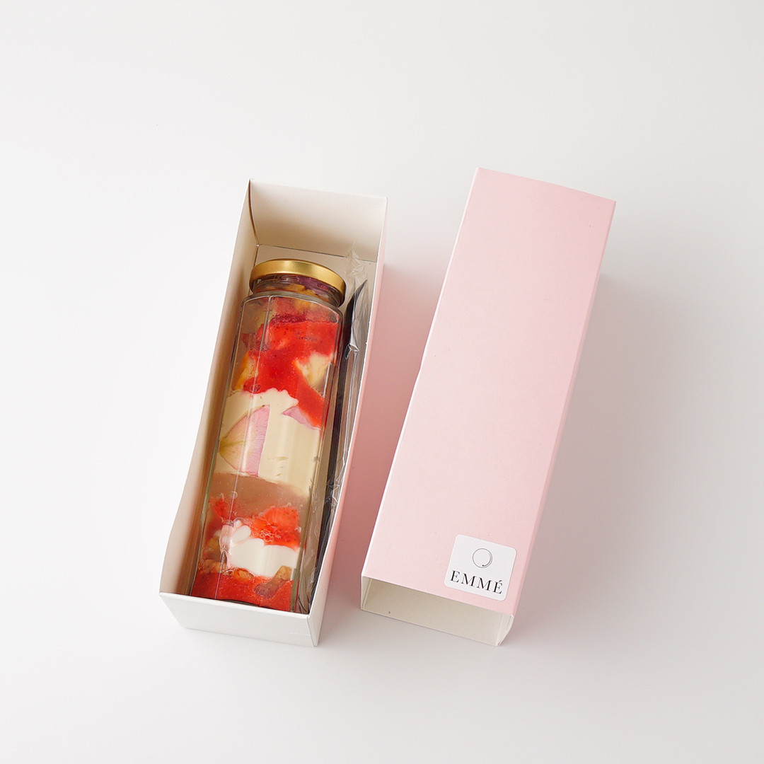 表参道の人気スイーツ店[EMME]が誇る実力の一品　苺と薔薇のチーズケーキ瓶パフェ 4