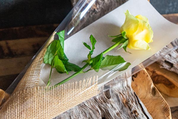 バラの1輪ブーケ ビタミンカラーのおまかせバラ1本ラッピング 約30cm Youkaen The Store Cake Jp