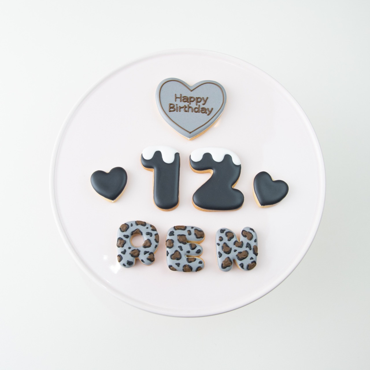 豹柄 ハート アイシングクッキーセット プレート 装飾ハート2つ でお好きなアルファベットや数字をお選びください オリジナルメッセージ可 全8色 誕生日や記念日 推しのお祝いなどにオススメ アルファベット 数字 1枚 Rstyle Cake Jp