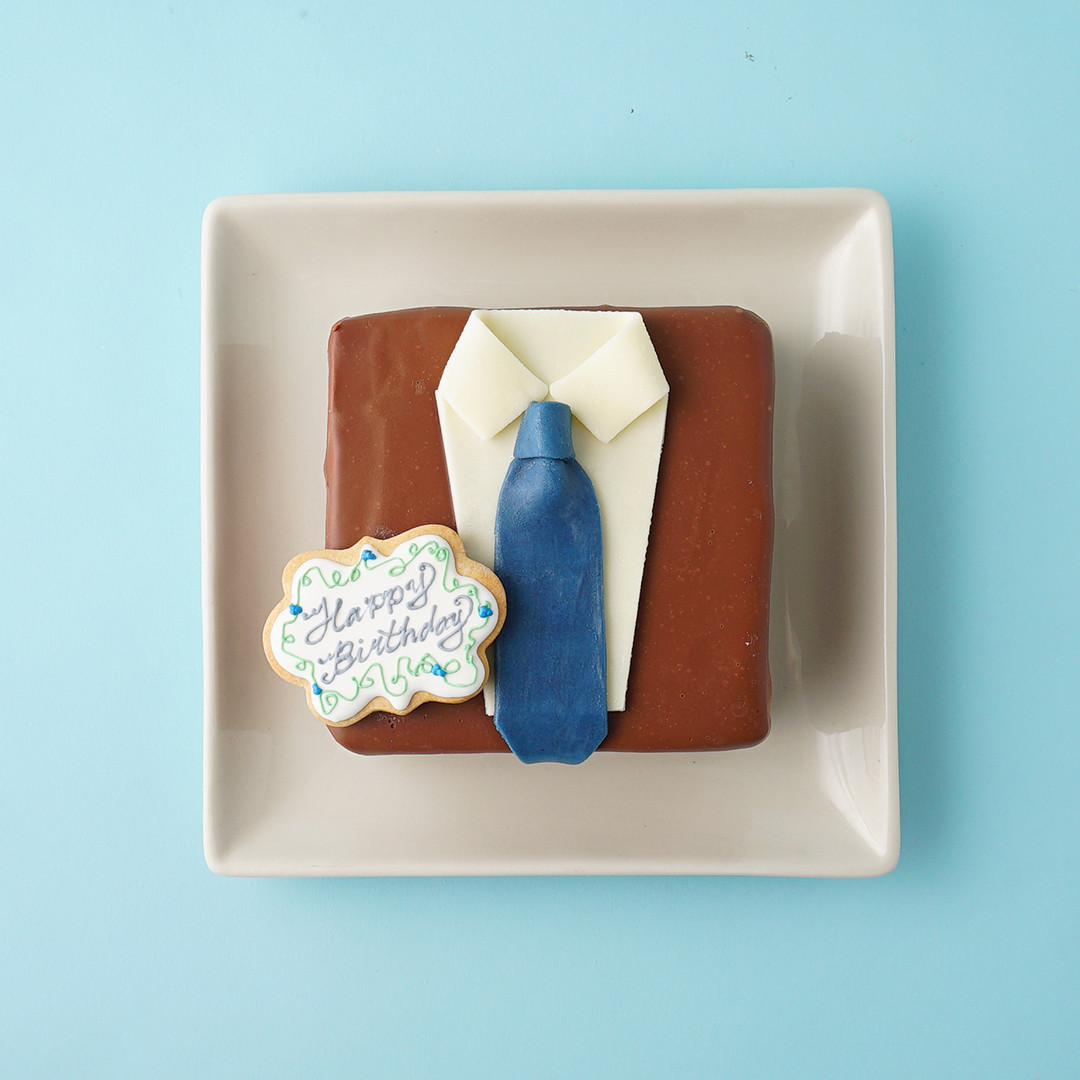 チョコスーツケーキ（スーツの色変更可）4号 スクエア型 （Sweetslabo Pignon）  Cake.jp