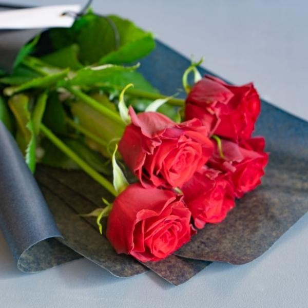 《赤バラ5本》赤いバラの5本ブーケ 花に思いを込めて贈るお祝いのひと時