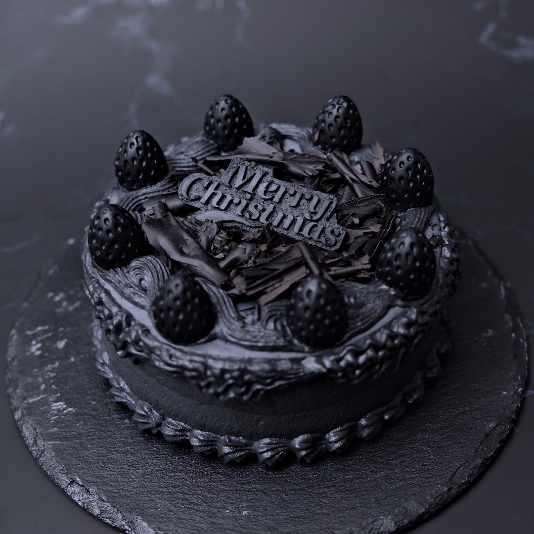 【期間限定】黒い苺が目を惹く、マラスキーノ香る大人の漆黒ショートケーキ 4号サイズ：クリスマス2026