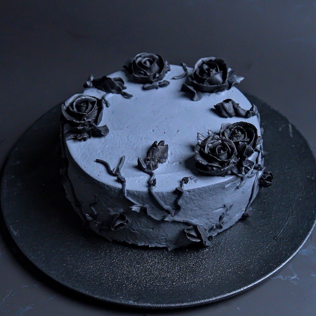 黒薔薇と黒荊が絡み合うショートケーキ 誕生日 4号サイズ