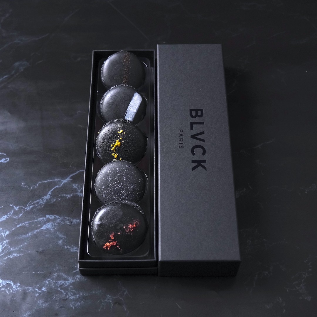 漆黒の美学が詰まったラグジュアリーマカロン5種セット：クリスマス2025