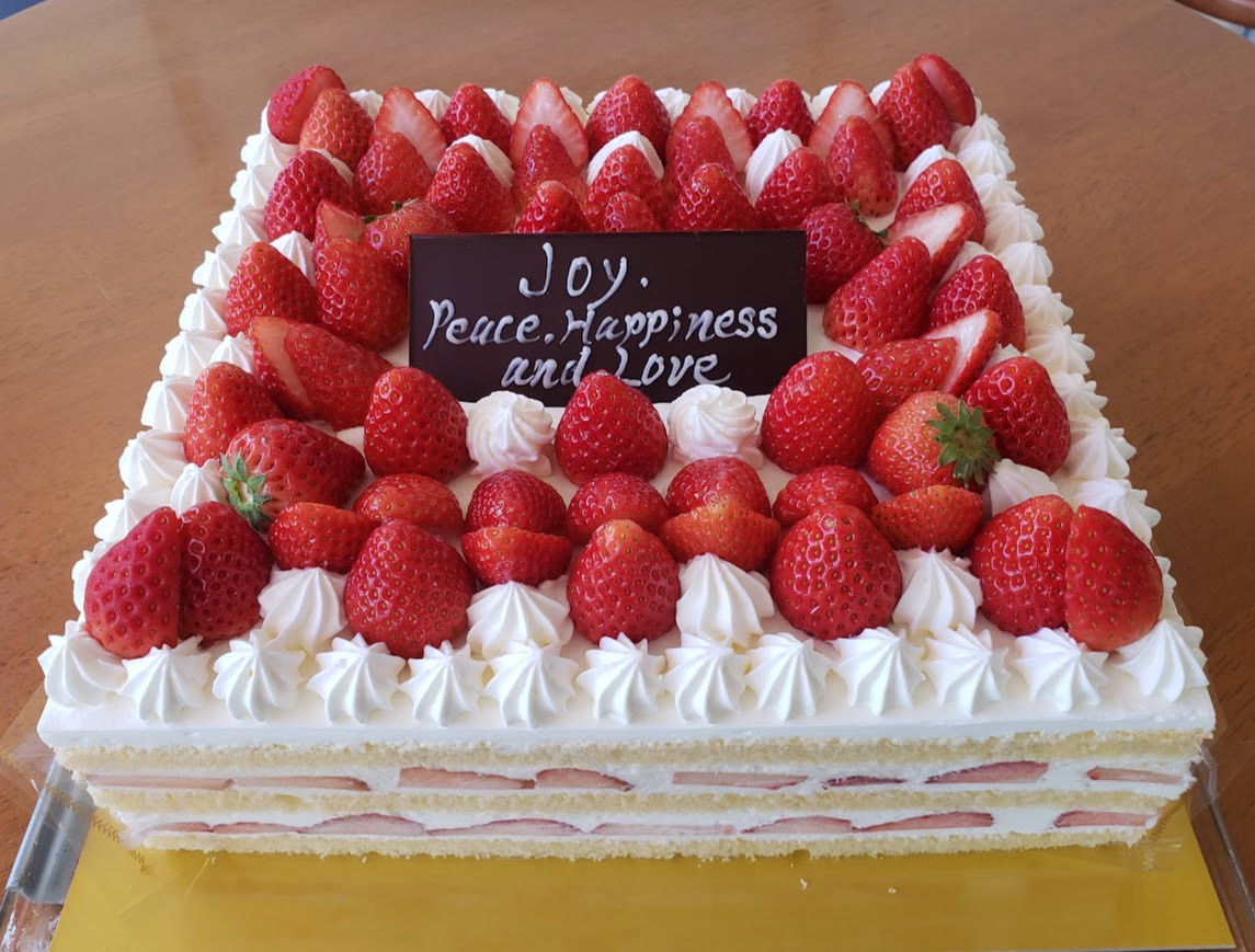 苺ショートのスクエアーデコレーション苺アップ  27cm×27cm 26〜30名様向け