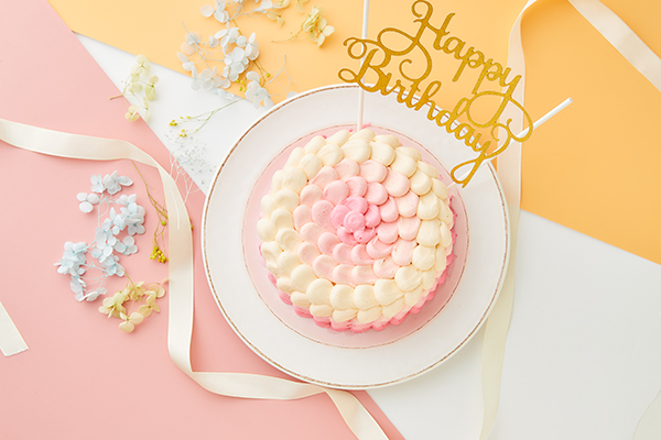 Happy Birthdayピック付き オンブルケーキ ピンク 4号 12cm（iRene（アイリーン）） | Cake.jp