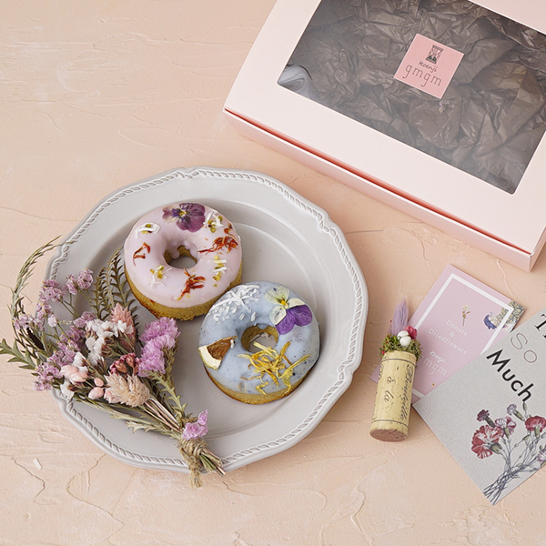 贈り物に最適！ gmgmのお花の焼きドーナツ スワッグギフトBox Mini ドライフラワーの花束とのセット（gmgm）  Cake.jp