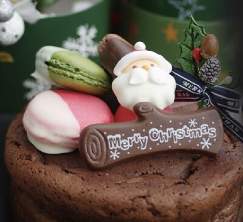 【クリスマスケーキ2021】Xmasガトーショコラ5号（15センチ）３種類のチョコ掛けマカロン付き