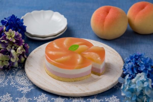 フレシュール季節のホールケーキ　「桃とヨーグルトのムースケーキ」