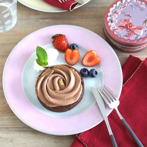幸せの缶ケーキ 薔薇チョコタルトケーキ